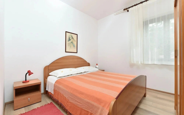 Relaxing Apartment With Outdoor Space in Fažana