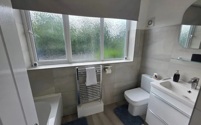 5 Beds, 7 Guests, Private Garden, Free Parking