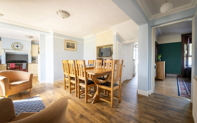 Seaview House - A Traditional Home by the Beach