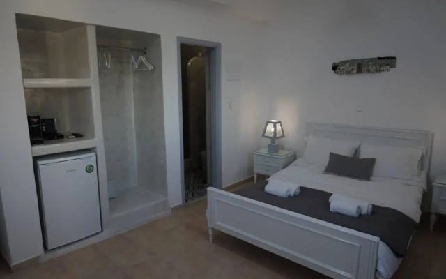 Akrotiri Hotel