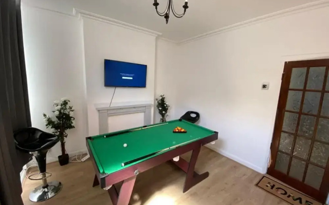 Cosy 2-bed House - Sleeps 4, Garden & Pet-friendly