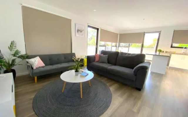 StayCentral-Heidelberg Heights Penthouse
