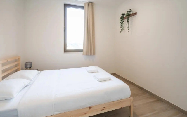 Spacious City Retreat With Balcony