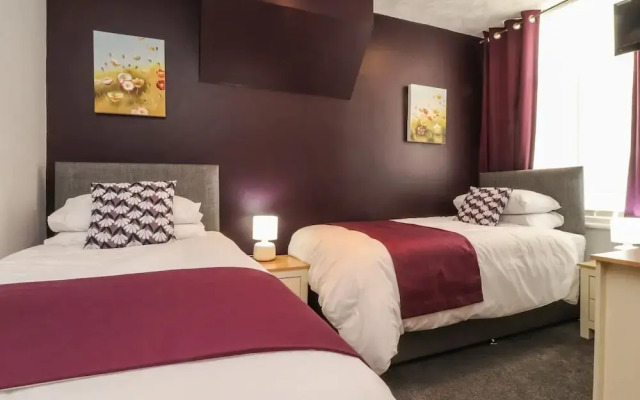 7-bed Beachside Retreat - Sleeps 14 & Pet Friendly