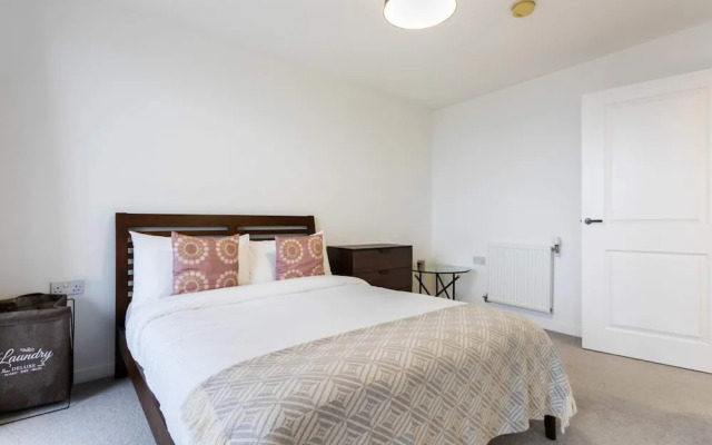 Modern 1 Bedroom Apartment Near Canary Wharf With Balcony