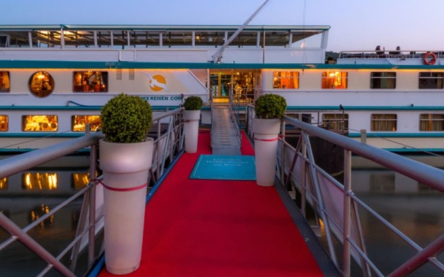 Отель KNM MS Switzerland I - Düsseldorf Германия, Дюссельдорф - отзывы, цены и фото номеров - забронировать отель KNM MS Switzerland I - Düsseldorf онлайн вид на фасад