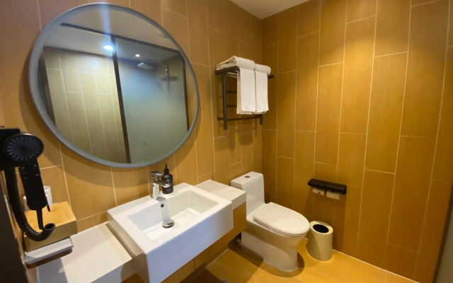 Ji Hotel Shanghai Jiayi Road Metro Station