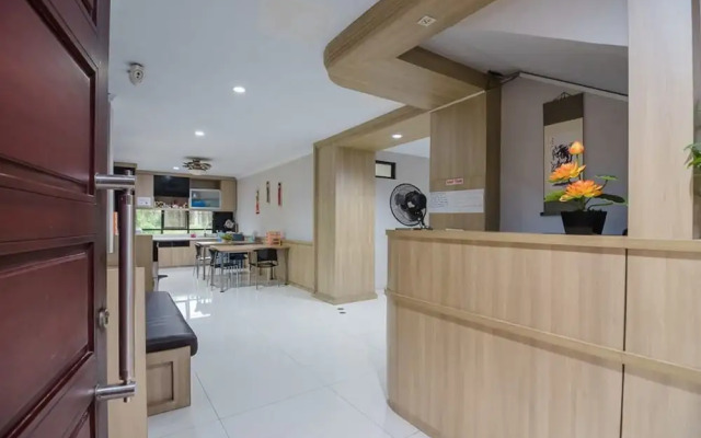 RedDoorz Plus near Lippo Cikarang Mall 2