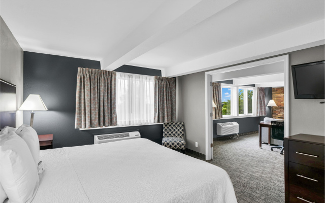 Eastlake Suites Hotel & Conference Center By OYO Urbana