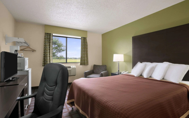 Super 8 by Wyndham Saginaw