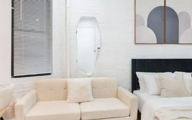 403-2e Newly Renovated Studio UES