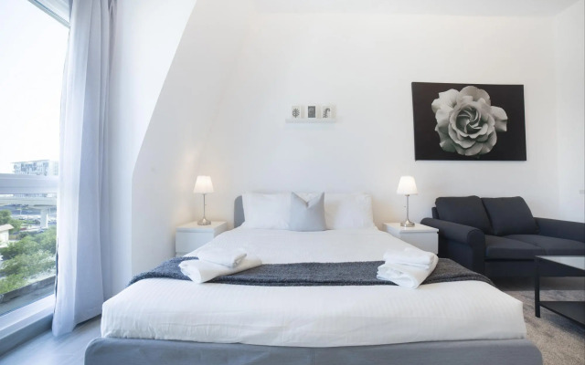 Luxe Studio Near Discovery Gardens Metro Station