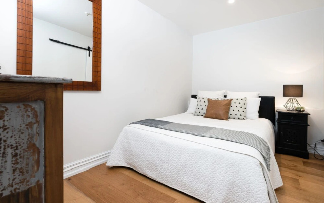 Beautiful Modern Central City Apartment