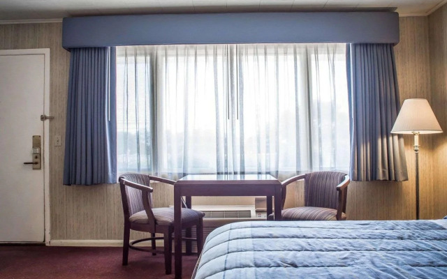 Rodeway Inn Marshall Manor