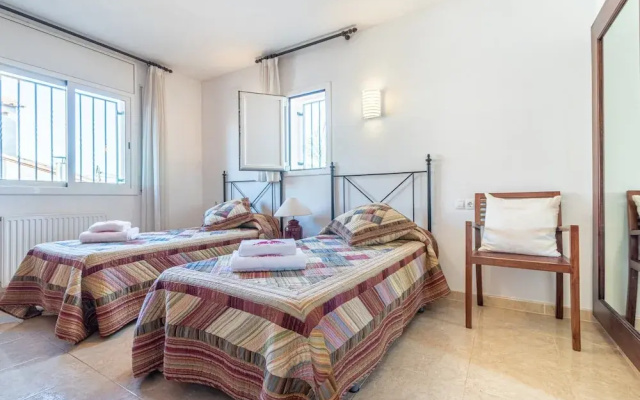 Villa in Empuriabrava With Private Pool & Mooring