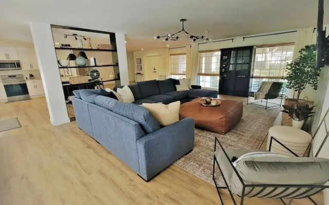 Remodeled 4BR Pool Home / Golf View/Near Beaches