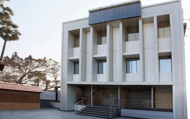 Hotel Blh By OYO Rooms