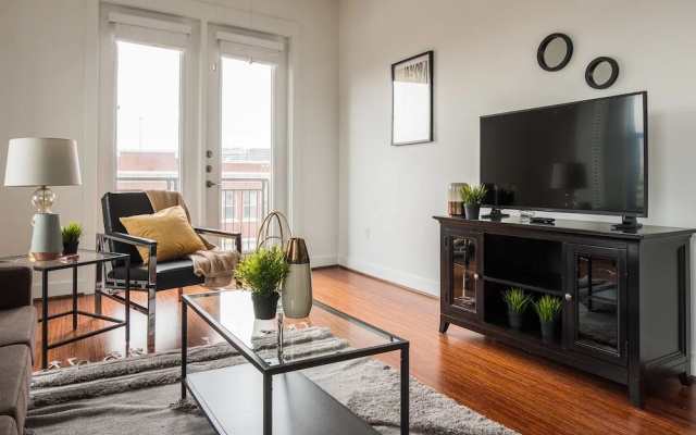 1 BR Uptown Apt close to shopping by Frontdesk