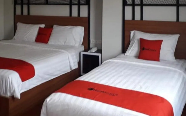 RedDoorz Plus @ Doorman Guest House