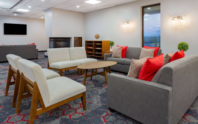 Ramada by Wyndham Hartford North / Bradley Airport