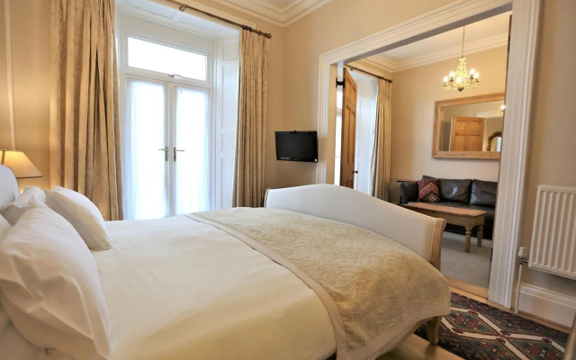Ascot House Hotel