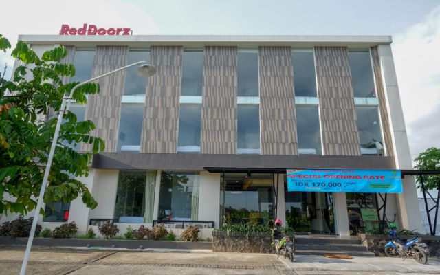 RedDoorz Plus near Solo Baru