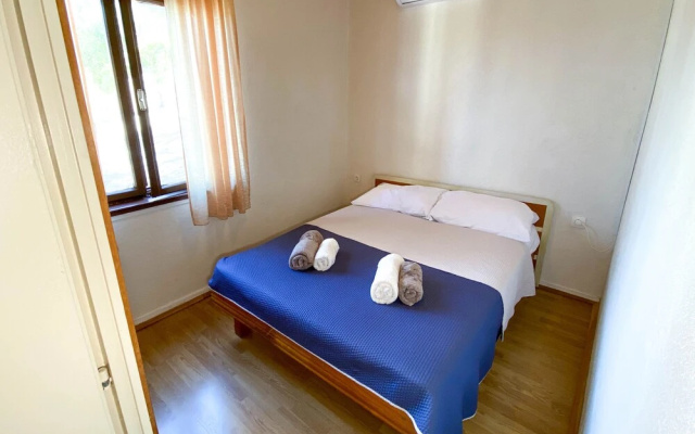 Inviting 3-bed Apartment in Okrug Donji Beachfront