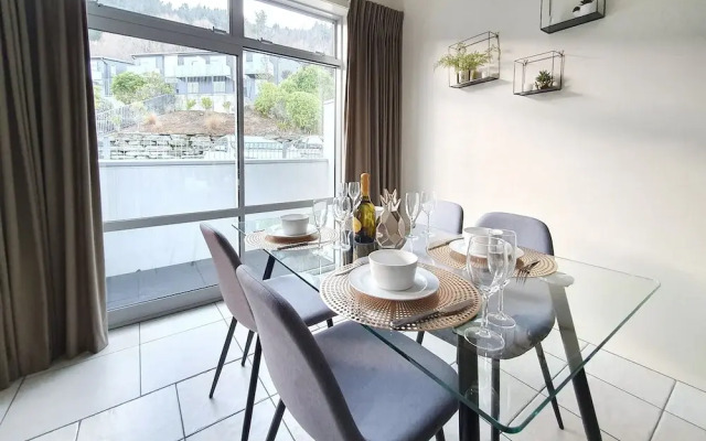 Gorgeous Lake & Mountain View Apartment