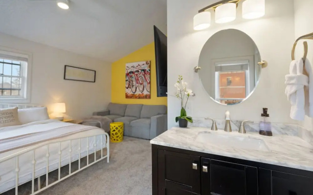 Pine Street Loft – Steps from Old Town Square!