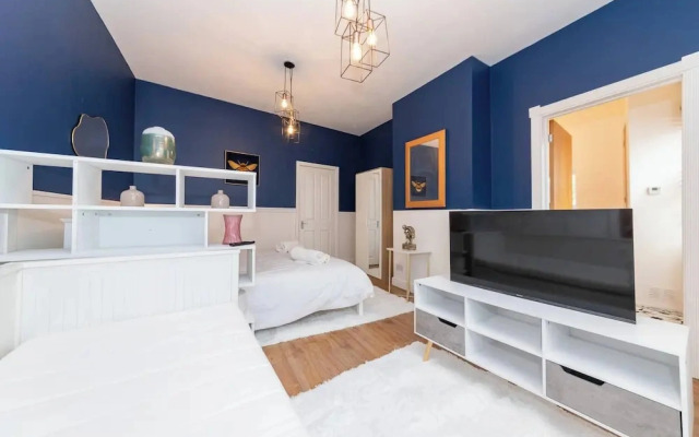 Free Parking Sleeps 2 Central Location