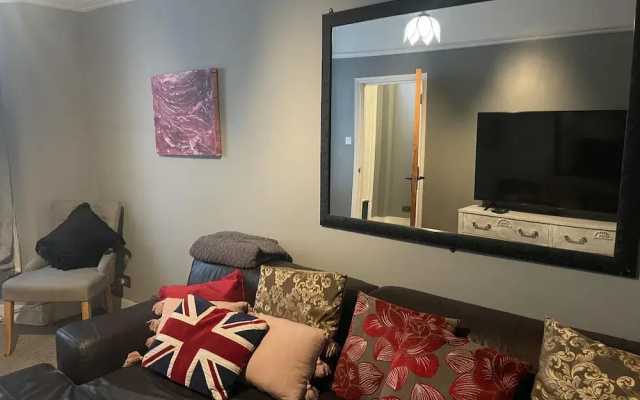 Traditional Elegant Spacious English Home, 4bdr