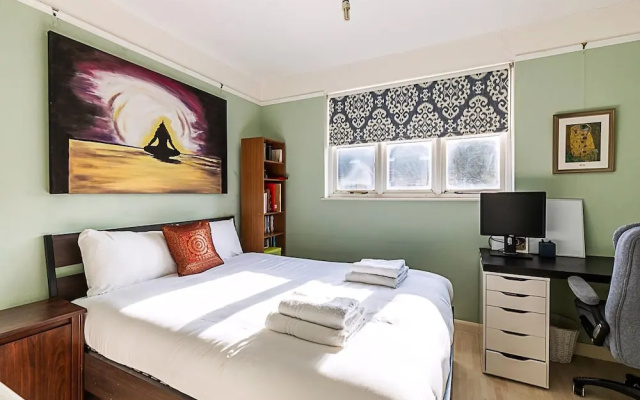 Stylish Spacious 3-bed Home in Vibrant Bow