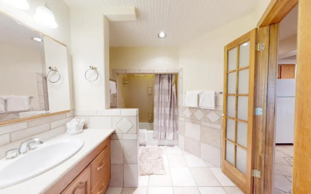 Laurelwood Condominiums Studio Premier 203