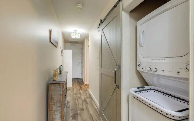 Top-floor Balcony & Serene Views: Huddleston Condo