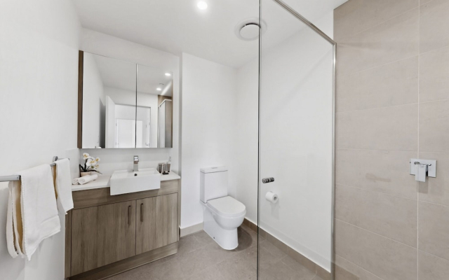 Spacious Newly 2 Bed Unit With Onsite Parking