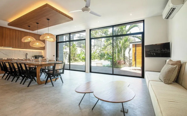 Refined 5BR Contemporary Villa 400m to the Beach
