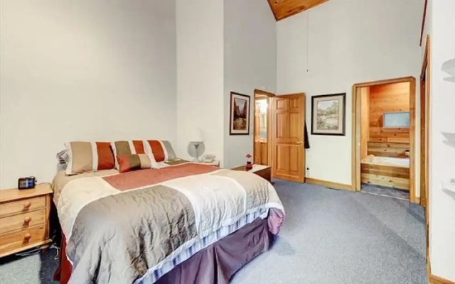 Lake Arrowhead - Dreamin' 3 Bedroom Home by RedAwning