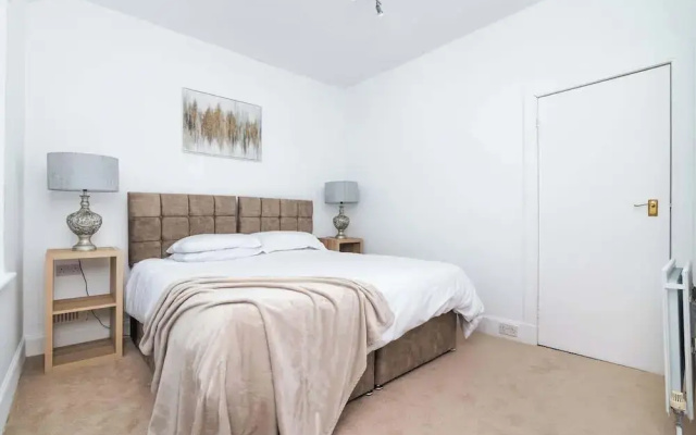 2 Bedroom House - Free Parking