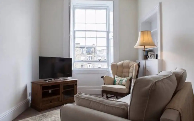1 Bedroom Apartment In Edinburgh's New Town