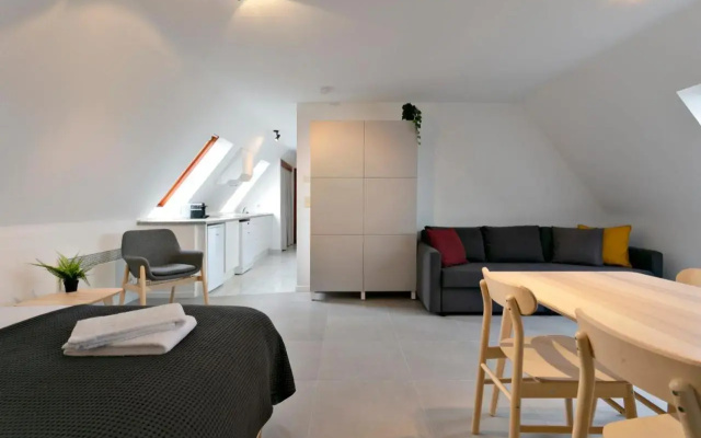 Warm Lofty and Spacious Studio