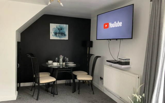 House - Sleeps 5, Parking & Private Garden