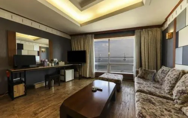 Bridge Hotel