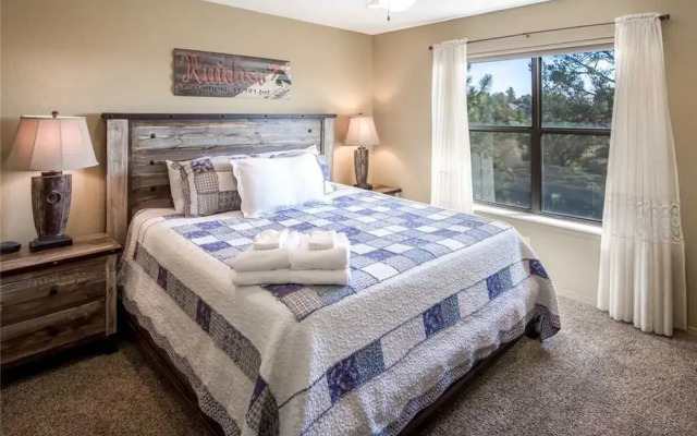White Mountain Escape - Three Bedroom Cabin with Hot Tub