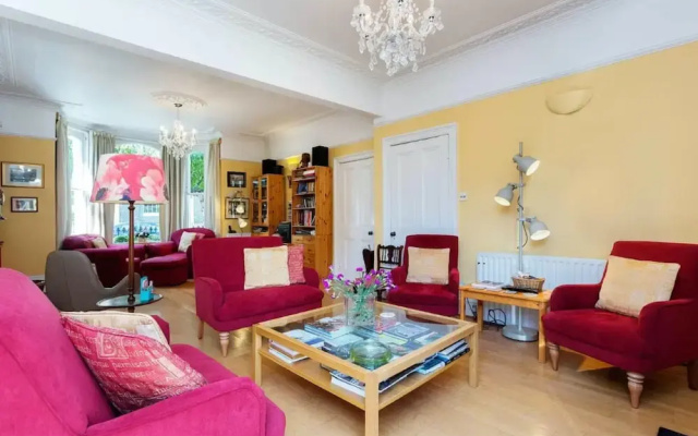 Charming 4 Bed House in London