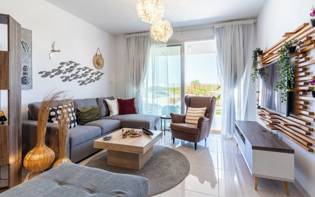 Lemon Tree 1-BR Apt & Pool in Livadia