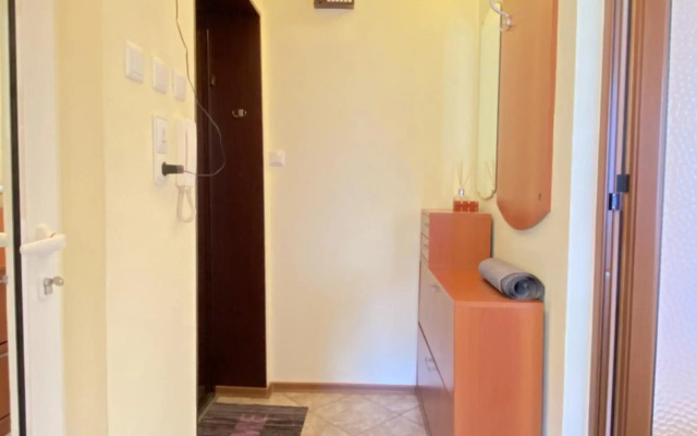 Sunny Central Apartment with TV & Wi-Fi