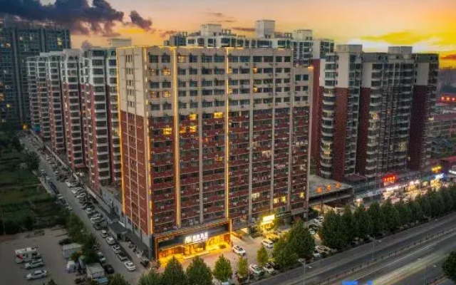 Lanyue Hotel (Xuchang Changge Yiwu Chengzhong Mao Ideal City Branch)