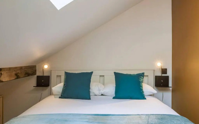 Chic 2BR in city center, next to Train Station