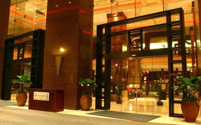 Отель Grand Seasons Hotel Kuala Lumpur Малайзия, Куала-Лумпур - отзывы, цены и фото номеров - забронировать отель Grand Seasons Hotel Kuala Lumpur онлайн вид на фасад