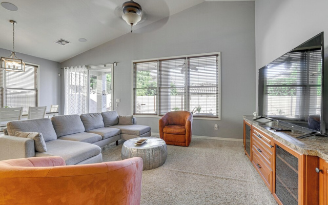 Poolside Oasis: Group-friendly Getaway in Phoenix!